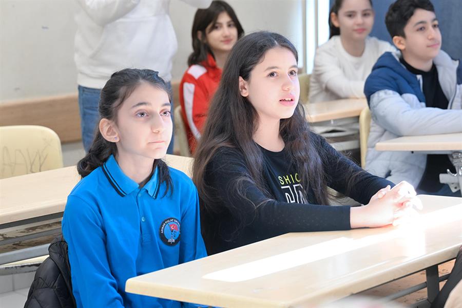 Başkan Bahçetepe’Den, Ayşegül’E Karne Hediyesi