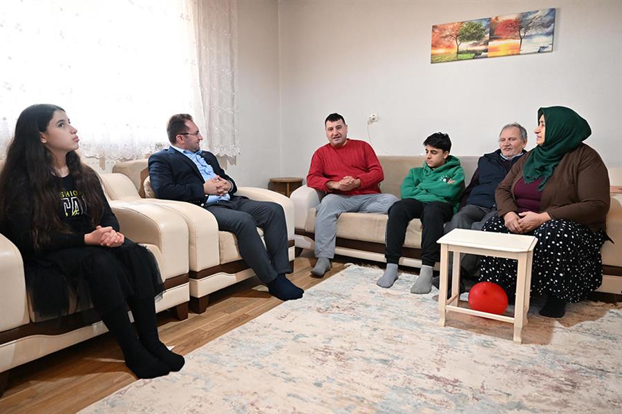 Başkan Bahçetepe’Den, Ayşegül’E Karne Hediyesi