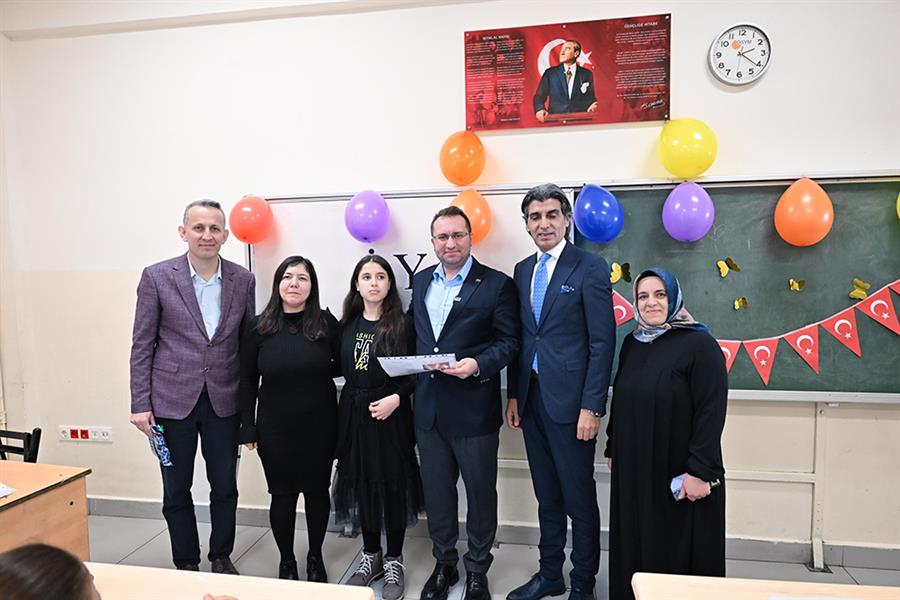 Başkan Bahçetepe’Den, Ayşegül’E Karne Hediyesi