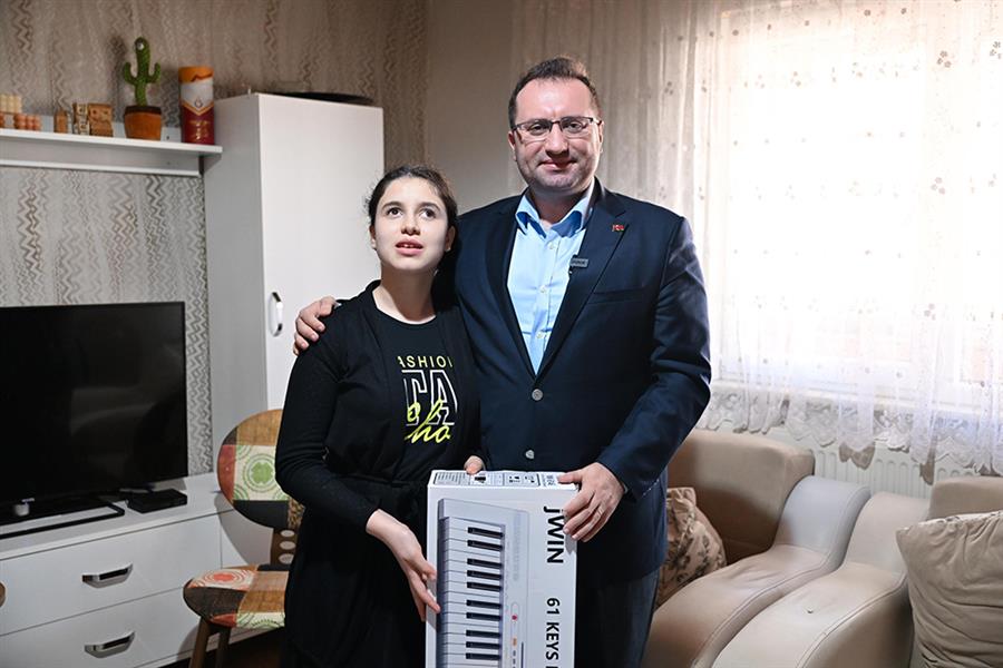 Başkan Bahçetepe’Den, Ayşegül’E Karne Hediyesi